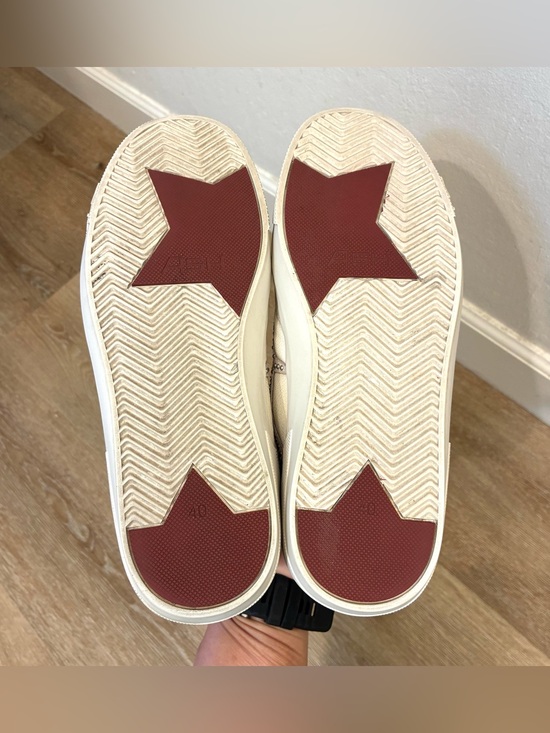 Athletic_Shoes